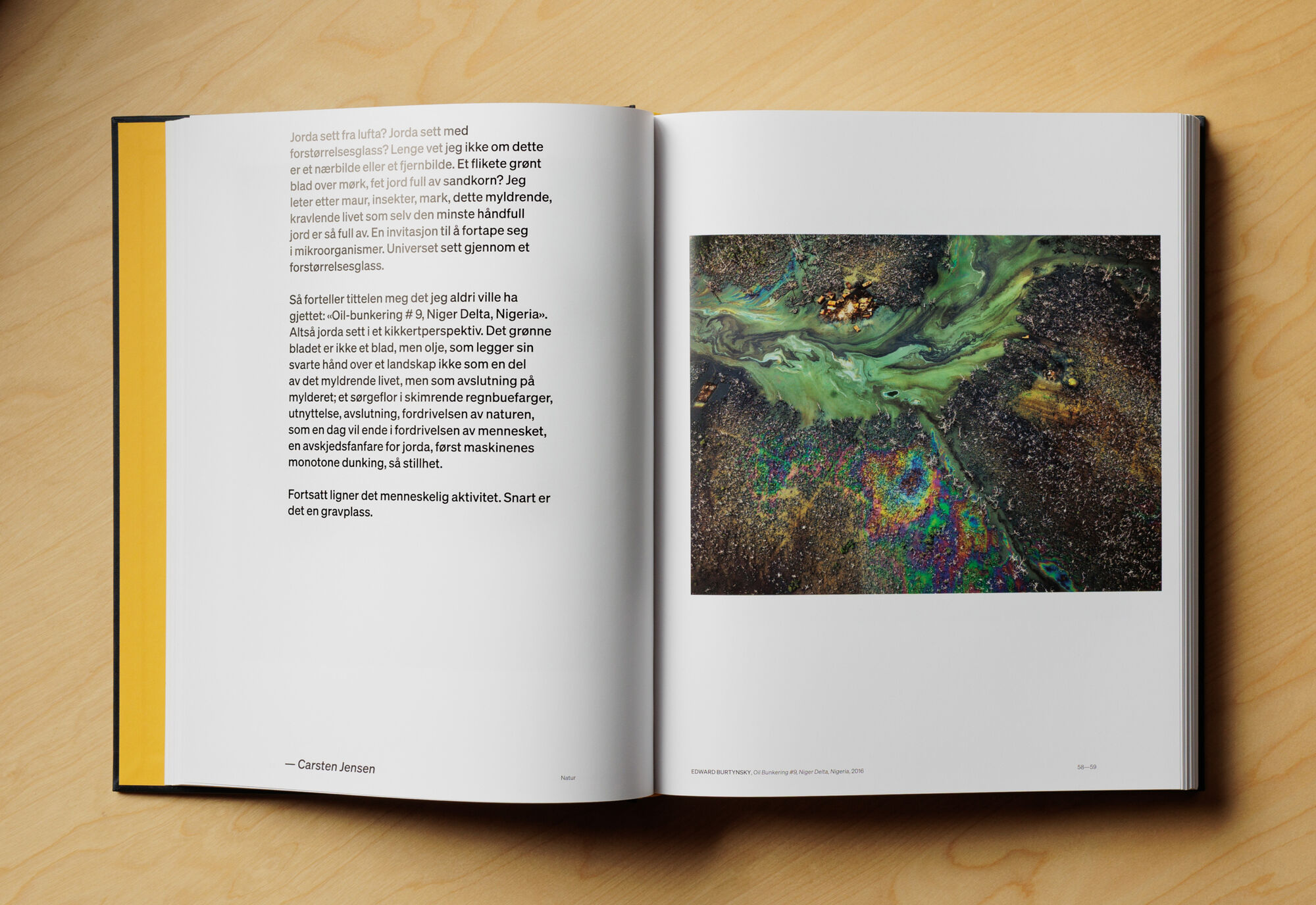 Oppslag av boka Eksponert. En tekst av Carsten Jensen på venstre side. Et fotografi av Edward Burtynsky på høyre side.