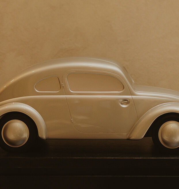 Modell av en klassisk bil på en pidestall